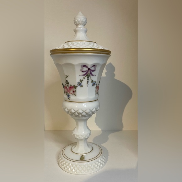 Pristine Vintage Westmoreland Milk Glass Wedding Vase with Gold Trim - Picture 2 of 16